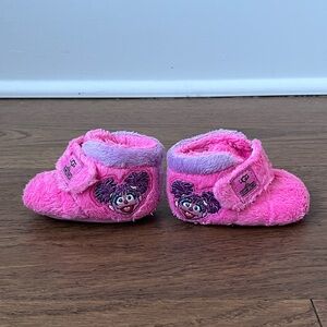 UGG Sesame Street x Abbie Bixbee Girls Size 0/1 Pink Embroidered Slipper Shoes